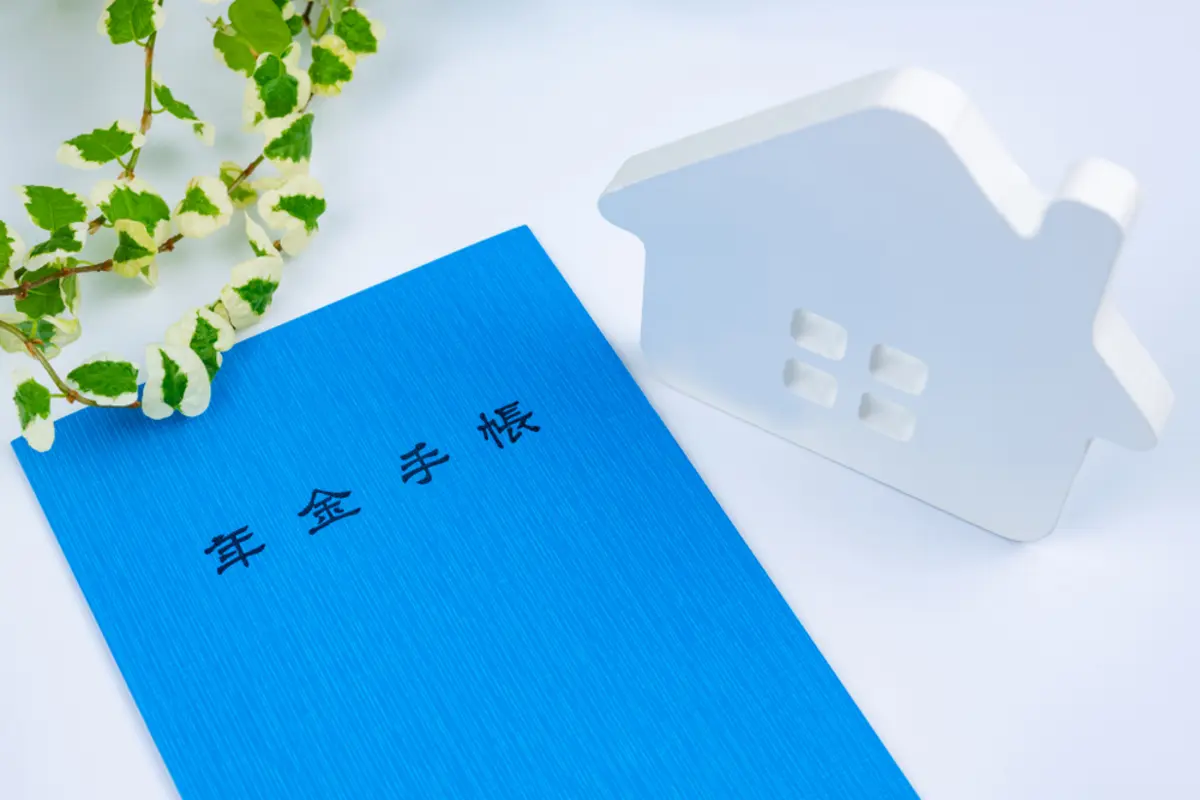 実家に年金手帳が2冊あります。それぞれ「基礎年金番号」が違うのですが、統合されていないということですか？ 必要な手続きはあるのでしょうか？