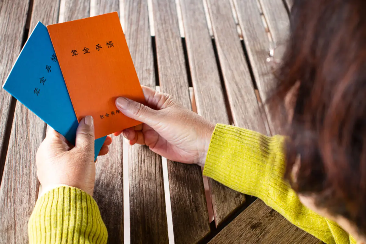 年金手帳は「青色」だけかと思っていたら、父の年金手帳が「オレンジ」でした。色が違うと“将来の年金額”も変わるのでしょうか？
