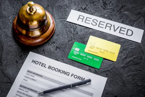 「お得だから」と出張で“QUOカード付き”のホテルを予約する同僚…「どうせバレないでしょ」と思っていたら、経理担当者から確認が!? 利用時の“注意点・リスク”とは