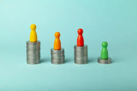 社会人2年目の私の年収は「350万円」ですが、同年代の全国平均と比べて「少ない」のでしょうか？