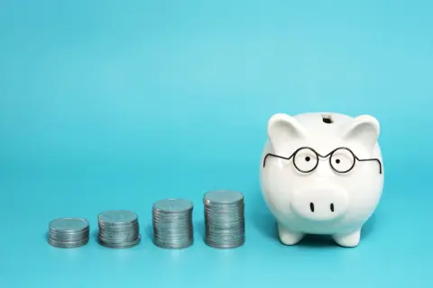 一人暮らしの父は「定年後は働かずゆっくり過ごしたい」と言っていますが「貯金700万円＋退職金1500万円」では厳しいですよね？ 仕事をやめる人は多いのでしょうか？