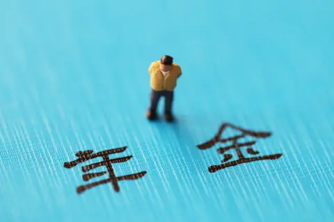 学生時代「2年間」国民年金の支払いを「猶予」してもらいました。社会人になりましたが、貯金が少なく「追納」すべきか悩んでいます…。このままだと将来いくら少なくなりますか？