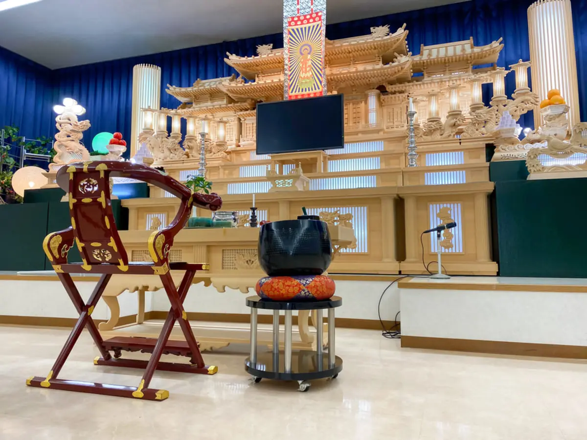 父が亡くなった時、「病院で紹介された葬儀社」にそのまま依頼しました。「そういうところって割高だよ」と言われたのですが…本当に費用は高くなりやすいのでしょうか？