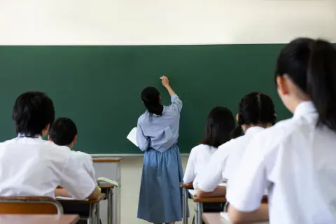 「中学校教諭」と「高校教諭」で進路を迷っている大学生の娘がいます。年収に大きな違いはあるのでしょうか？
