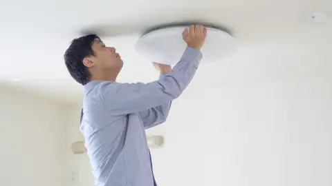 実家に帰ったら「蛍光灯の交換」をお願いされました。20年近く使い続けた照明を「LEDに替える」と、“電気代”はいくら安くなるのでしょうか？