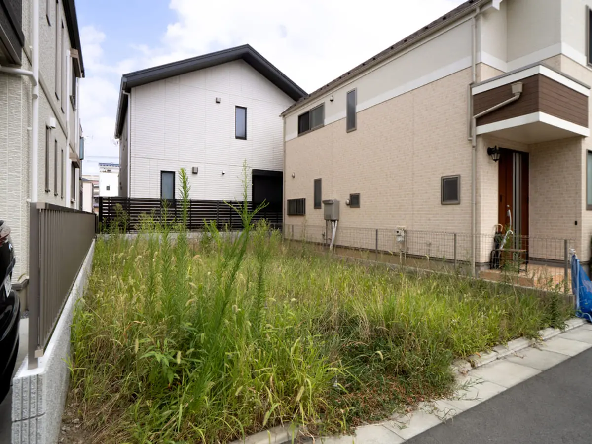 東京の実家を兄弟で相続しましたが、使い道がなく“取り壊す”話が出ています。「更地にすると税金が高くなる」と聞きましたが、どのくらい上がるのでしょうか？