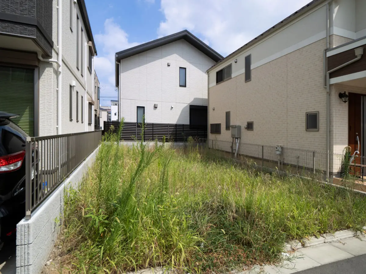 隣が空き地のままは不安…「近隣トラブル予防」としての土地購入はアリ？固定資産税と活用リスクはどのくらい？