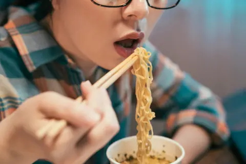 ラーメンを食べ過ぎると健康被害!? 週3～4日は昼食に「カップラーメン」を食べていました。「健康に悪い」と聞いたので昼食はお弁当を作ることにしましたが、食費はかさみますよね…？