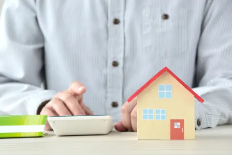 父が亡くなり、自宅を相続しましたが“現金がなくて”相続税を払えません。“延納”や“物納”は認められますか？