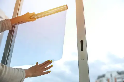 夏場も窓に「断熱フィルム」貼ると電気代の節約になるって聞きますが、本当に効果あるのでしょうか？