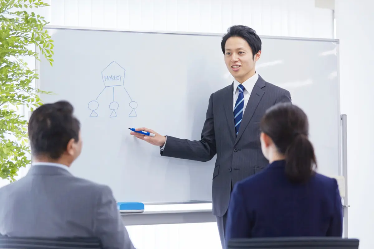 「日本の平均年収は460万円」と聞きますが、これは東京や大阪など都市部のみでしょうか？地方在住だと、どれくらいの年収が“平均的”とされるのでしょうか？