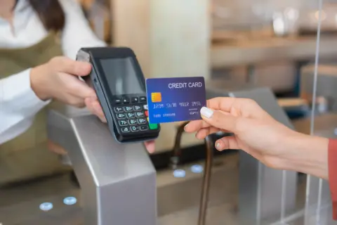 クレジットカードを使うと「お店に手数料3％」!? その分が“価格に上乗せ”されている可能性はある？