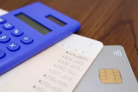 実家に帰省したら、昔の「通帳・クレカ」が出てきた！ 残高「千円未満」ならそのまま“放置”で問題ないですよね？ 未利用で引かれる「管理手数料」とは