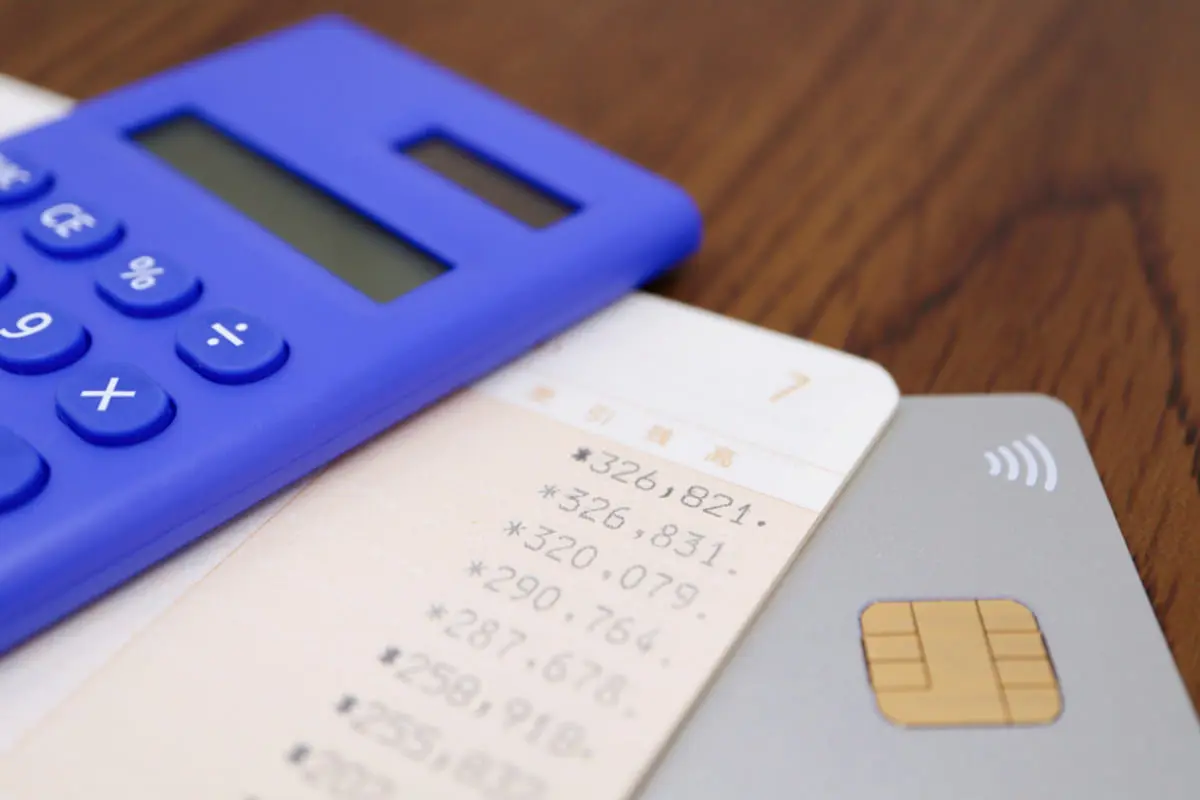 実家に帰省したら、昔の「通帳・クレカ」が出てきた！ 残高「千円未満」ならそのまま“放置”で問題ないですよね？ 未利用で引かれる「管理手数料」とは