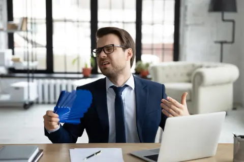 職場の空調設備が古く、暑くてたまらない！ このままだと熱中症になりそう……勤務中の熱中症は労災になる？