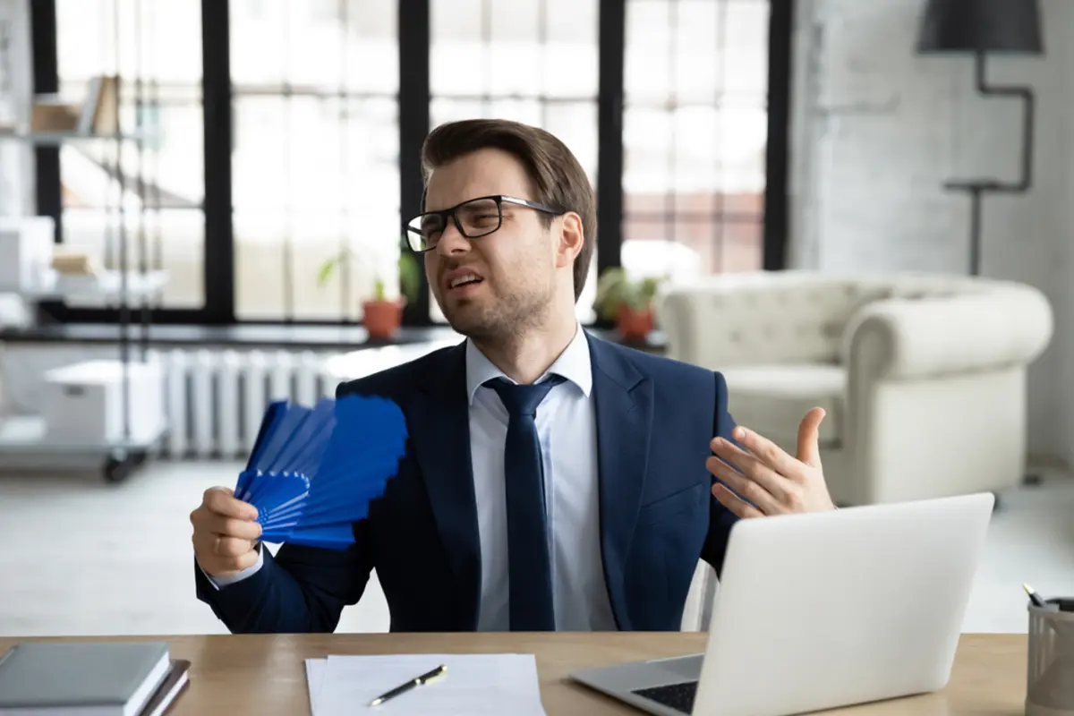 職場の空調設備が古く、暑くてたまらない！ このままだと熱中症になりそう……勤務中の熱中症は労災になる？