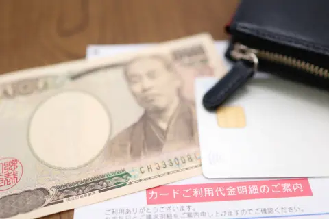 クレジットカードの明細を見ていたら「毎月980円」引き落とされている謎のサービスが…。まったく記憶がないのですが、どこに確認すればよいのでしょうか？