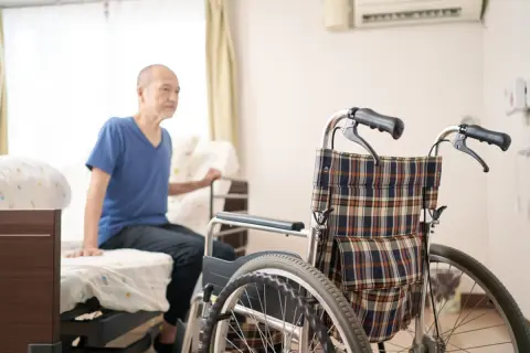 8月から「多床室での自己負担」が“月8000円”ほど増える!? 70代の親の退院後「施設受け入れ先」を探し中ですが、対象になるのでしょうか？「自己負担増」の背景も解説