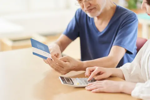 高齢・夫婦世帯は毎月平均「3万円以上」の赤字！老後破産を防ぐために現役時代からできる“3つの対策”とは？