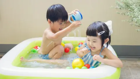 水量4000Lの「おうちプール」を出しましたが、水道代が心配です…週に2～3回水を換えるなら週1回「市民プール」に連れて行く方が安上がりでしょうか？