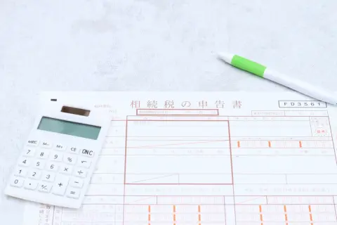 亡くなった父の遺産整理中に500万円の借金が発覚！ 父名義の実家をすでに売却したけど、今からでも「相続放棄」できる？