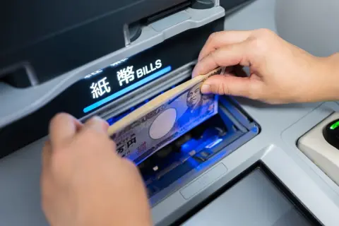 夏のボーナス「70万円」のうち「30万円」を妻名義の口座に振り込みました。身内の口座でも贈与税の対象になるのでしょうか？