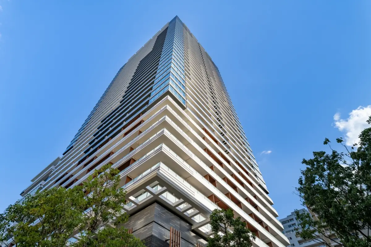 駅前にできた「タワマン」に住んでみたい…！ 住むにはどれくらいの“年収”が必要なのでしょうか？