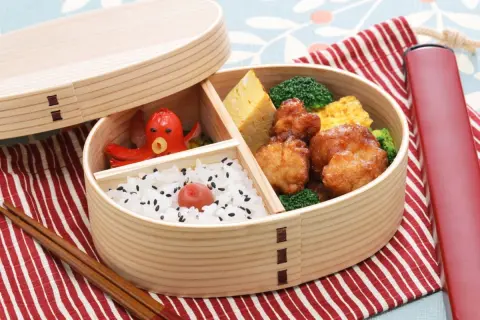 夫は毎日“お弁当持参”していますが、会社には「500円」の社員食堂があります。どちらのほうが“お得”でしょうか？