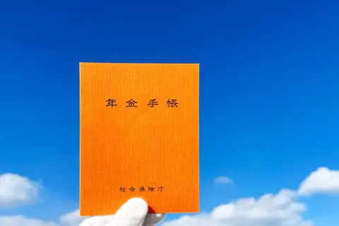 高齢の母が「オレンジ色の年金手帳は持っているけど、青色は持っていない」と言っています。母は年金を正しく受け取れないのでしょうか？