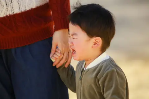 デパートで息子が「5万円」の花瓶を破損！ 夫に弁償の相談をしたら「置き方はどうだった？」と意外な一言。親が全額払わなくて済むケースもあるのでしょうか？