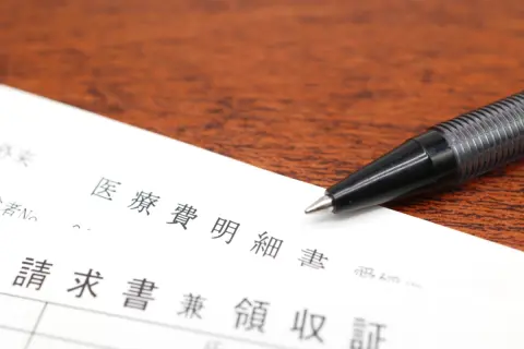 母がまもなく「75歳」になります。「後期高齢者医療制度」の切り替え手続きは自分でしなければなりませんか？「保険料」はいくらくらいかかりますか？