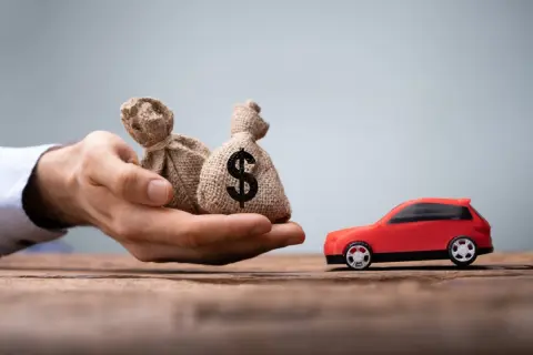 親が「名義はお前にしていい」と言って「CX-5」を買ってくれました。“約300万円の新車”の場合、贈与税はかかるのでしょうか？