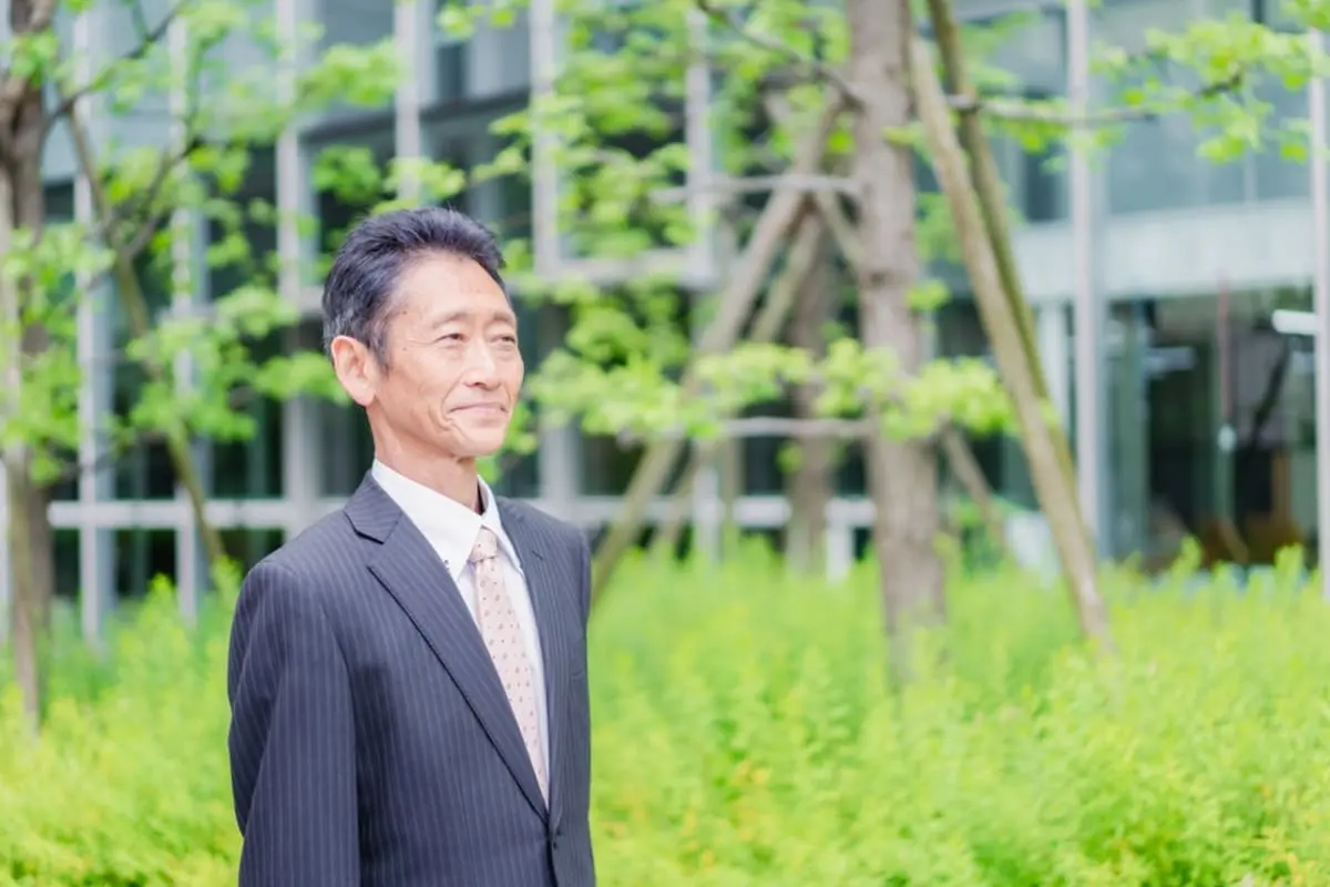 夫が65歳以降も働く予定で「月20万円」ほどの収入を見込んでいます。働くと年金は「支給停止」になる場合があると聞きましたが、どんな条件で止まるのでしょうか？