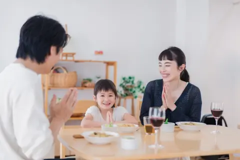 月2回の外食が限界の都内住み「4人家族」です。それでも月の食費は10万円以内なのですが、外食をゼロにしないといけないでしょうか？