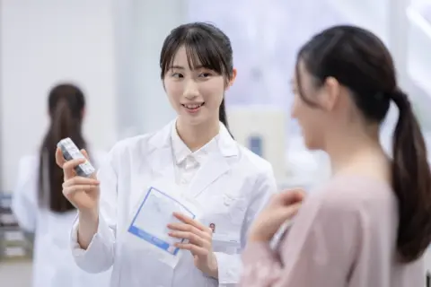 子どもが「薬剤師」志望です。「国立」と「私立」で学費はどれくらい違い、「年収」はどの程度見込めますか？