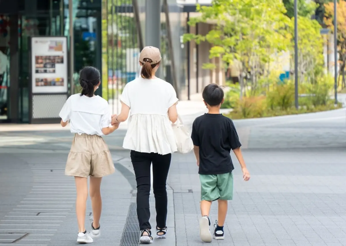 シングルマザーで、生活保護として月15万円の支援を受けながら生活しています。子どもが成人した後、支援金額は変わりますか？