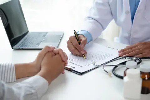 「医療費が月2万円以上かかる」状態が続いています。高額療養費制度でどのくらい戻るのでしょうか？