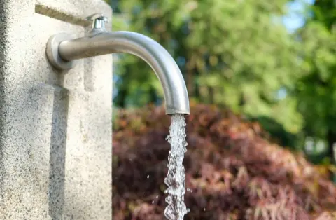 昨日の夕方から「16時間」も庭の水が出しっぱなしに…！かなりの水道代がかかっていますよね？