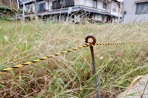 実家の隣にある「空き地」を相続しましたが、草刈りも維持費も大変です……。お金をかけずに手放す方法はないのでしょうか？