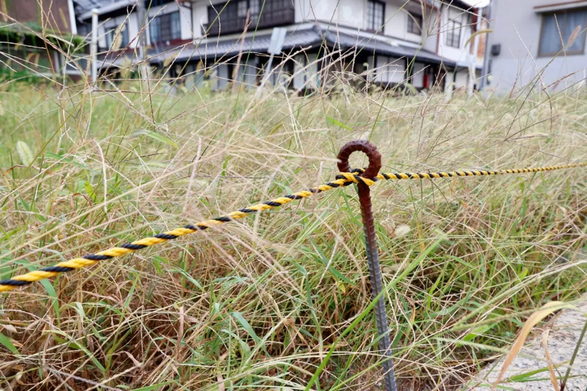 実家の隣にある「空き地」を相続しましたが、草刈りも維持費も大変です……。お金をかけずに手放す方法はないのでしょうか？