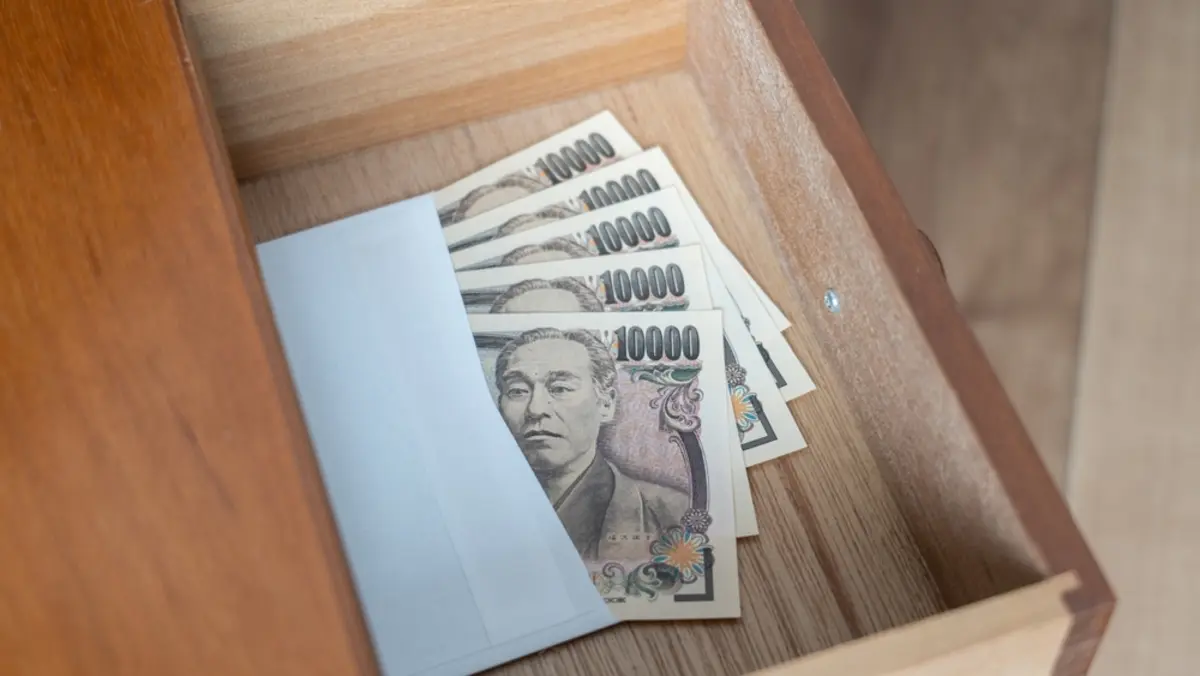 母の遺品整理中に床下収納から「300万円」を発見！存在も知らなかったのですが、これも相続財産になるのでしょうか？