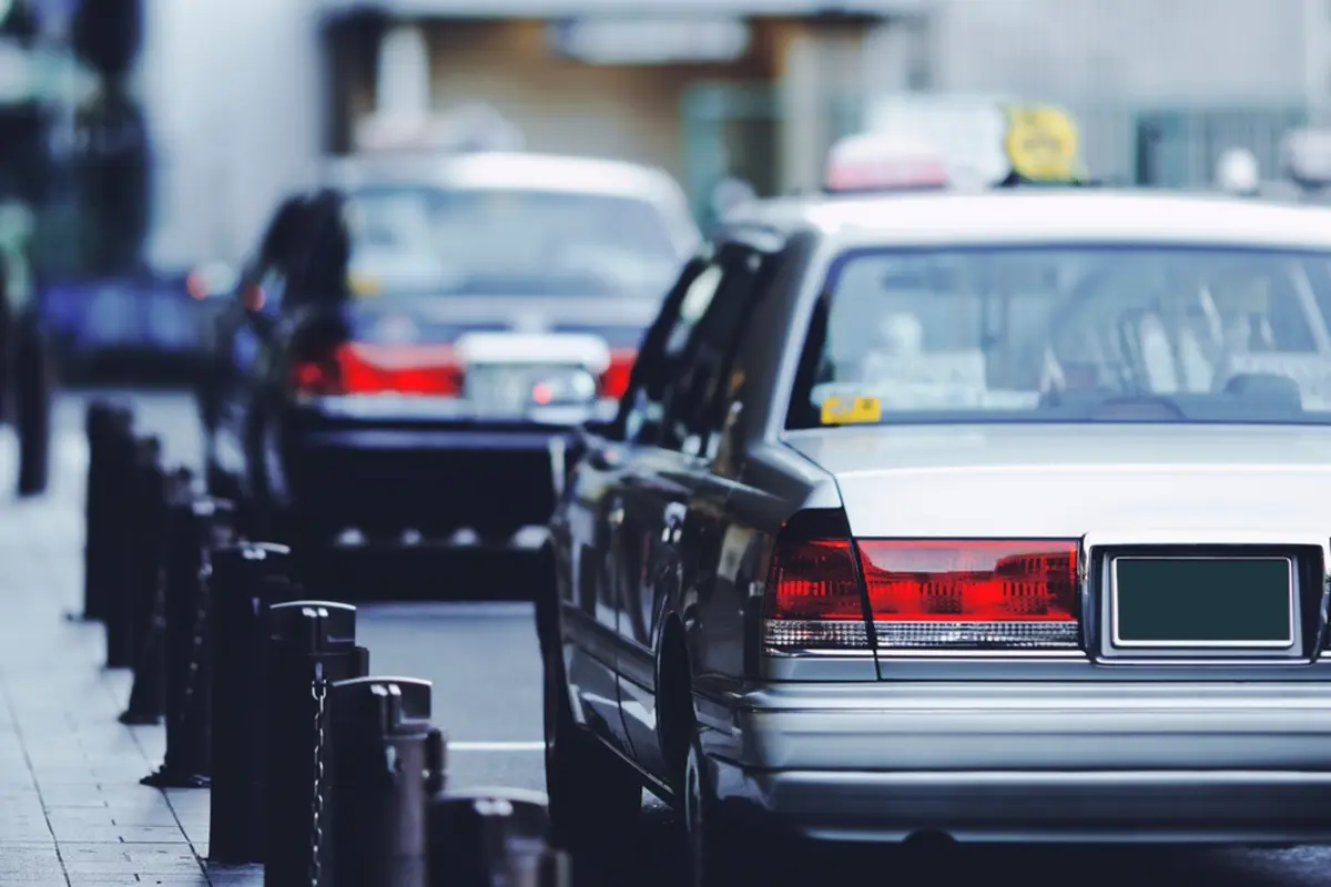 「毎日タクシーなんて乗れるか！」と免許返納に応じない父。車を処分すれば「年50万円」の維持費が不要になるはずですが、実際“タクシー・マイカー”のどちらがお得でしょうか？