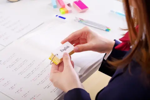 中学生の娘が私立高校を受験します。授業料無償化の制度には所得制限があると聞きましたが、「世帯年収が900万円」のわが家は対象になるでしょうか？