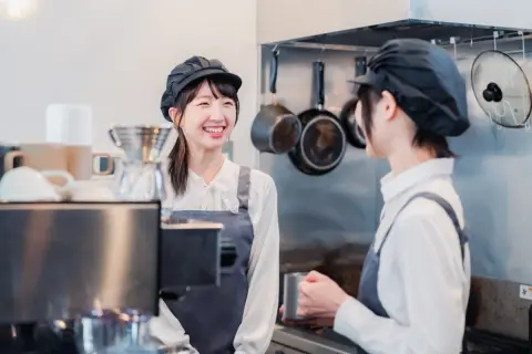 大学生の子どもが「月8万円の奨学金」でひとり暮らし中。バイトを始めるそうですが、「貯金」と「奨学金を減らす」どちらをすすめるべき？