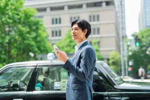 電車が“運転見合わせ”に！ タクシーで出社し「8000円」かかりました。この交通費は会社に請求できますか？