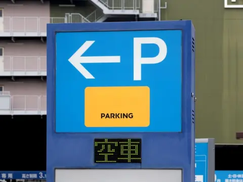 「いつもの駐車場」に停めて出社→なぜか普段の倍の「3000円」請求された！ 理由は“特定日”だから？ 夏休みに注意が必要な「落とし穴」とは