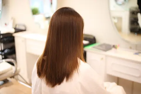 家族で節約しているのですが、妻や娘の美容代が1回で「1万5千円」だそうです。正直「高いのでは？」と思うのですが、平均はどのくらいでしょうか？