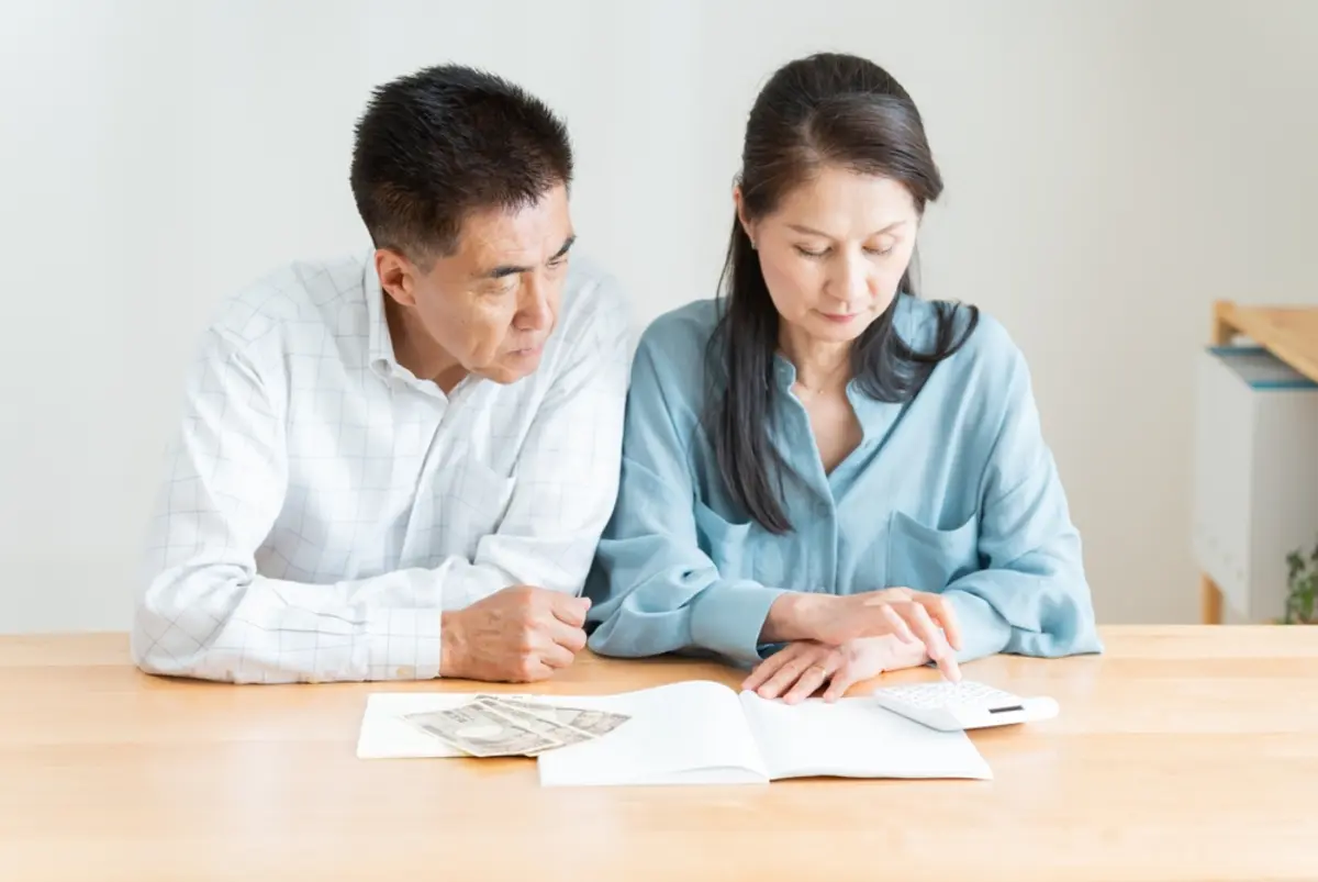 夫婦2人で「ゆとりある老後」を送るためは「月38万円」が必要！？ 50代から「老後資金」を蓄え始めるポイントは？