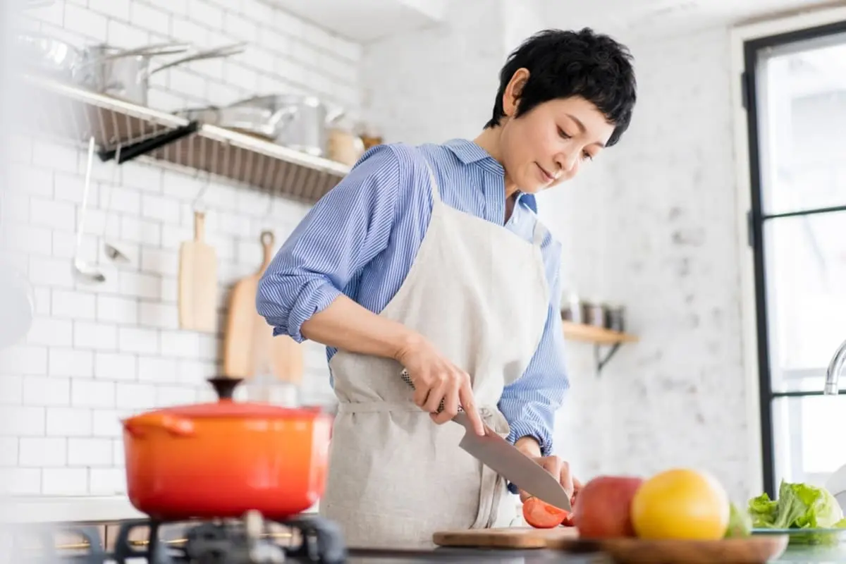 結婚したばかりの姉は、仕事を辞め「専業主婦」になるそうです。今の時代、夫の給料だけで暮らせるというのは「珍しい」気がするのですが、実際どれくらいの「収入」があれば専業主婦になれるのでしょうか？