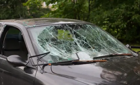 旅行中レンタカーに「飛び石」が！ フロントガラス破損で「2万円」請求されましたが、これって払う必要ありますか？ 自分は悪くないし、保険でカバーされると思うのですが…